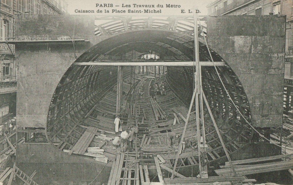 Travaux de la place Saint Michel. Les caissons du métro.